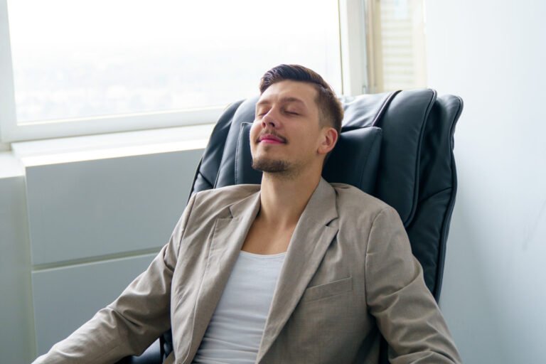 Ein Massagesessel im Büro sorgt für Entspannung zwischendurch