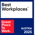 Auszeichnungsbadge von Best Workplace 2025, Blaues quadratisches Logo mit Rot und Schwarzer Schrift