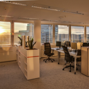 ein Büro mit mehreren Computersitzplätzen im Sonnenuntergang