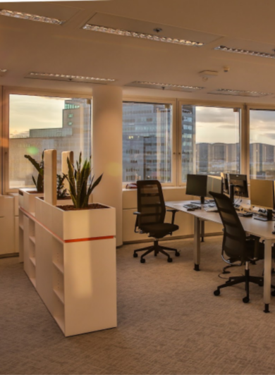 ein Büro mit mehreren Computersitzplätzen im Sonnenuntergang
