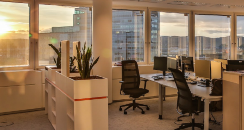 ein Büro mit mehreren Computersitzplätzen im Sonnenuntergang