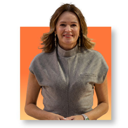 eine Frau im Portrait mit langen, braunen Haaren in einem grauen Kleid. vor einem quadratischen Hintergrund in Orange