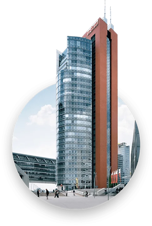 ein Büroturm, rund mit Glasfront