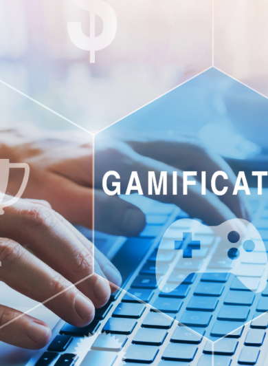 Ein Symbolbild für Gamification: eine Hand auf einem Laptop und Symbole für Gaming und Erfolg