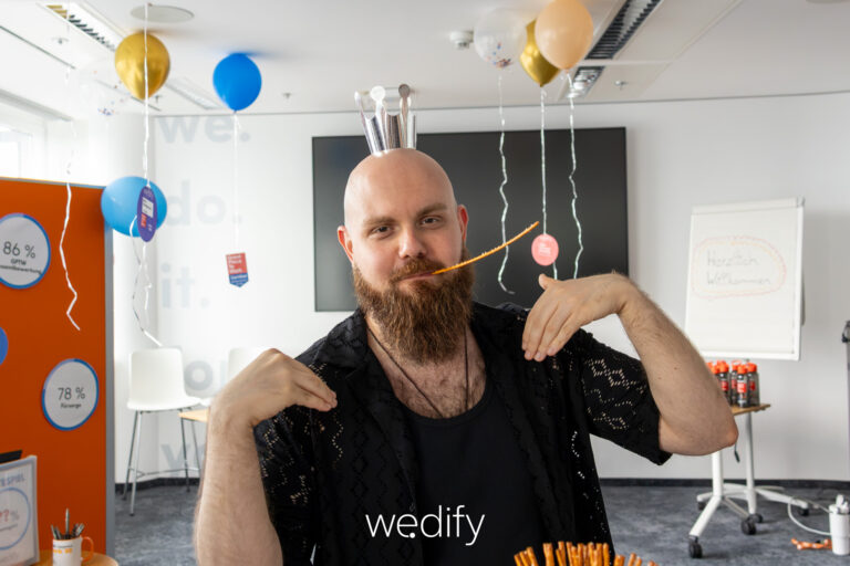 ein Mann mit Glatze und Bart vor einem Luftballon Hintergrund