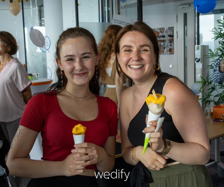 2 junge Frauen mit Eis in der Hand die lachen