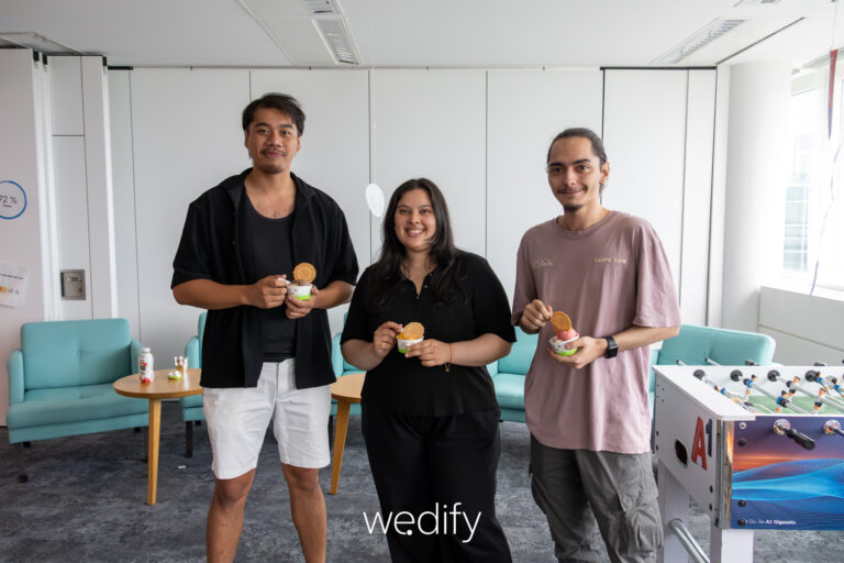 2 Männer und eine Frau auf einem Gruppenfoto, mit Eiscreme in der Hand