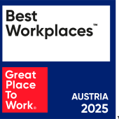 Auszeichnungsbadge von Best Workplace 2025, Blaues quadratisches Logo mit Rot und Schwarzer Schrift